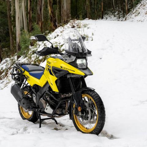 Suzuki V-strom 1050 in de sneeuw